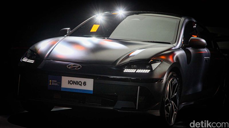 PT Hyundai Motors Indonesia (HMID) resmi memasarkan Hyundai Ioniq 6. Mobil listrik bergaya sedan itu masih diimpor utuh dari Korea Selatan.