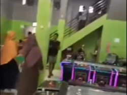 Ucap Salam, Ibu Perwiritan Gerebek Ruko Tempat Berjudi di Deli Serdang