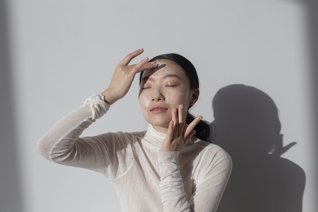 Ilustrasi penggunaan sunscreen di siang hari/Foto: freepik.com/freepik