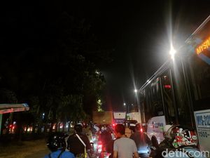 Jalan Raya Bogor Arah Cijantung Macet Parah, Motor Naik ke Trotoar