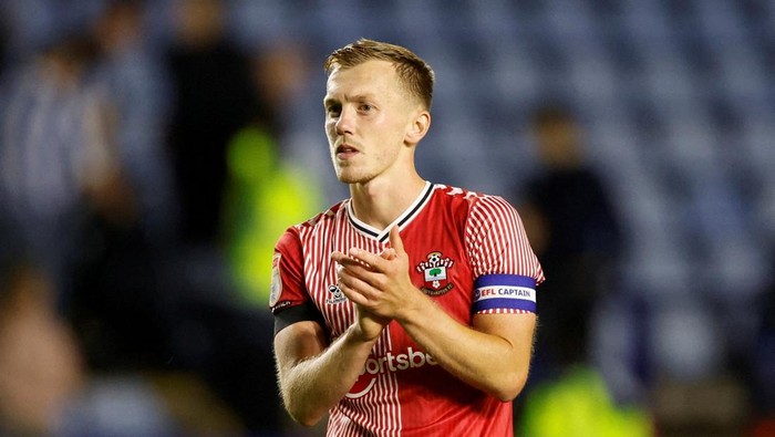 FILE PHOTO: Soccer Football - Championship - Sheffield Wednesday v Southampton - Hillsborough Stadium, Sheffield, Britain - August 4, 2023 Southampton’s James Ward Prowse applauds the fans after the match  Action Images/Peter Cziborra  EDITORIAL USE ONLY. No use with unauthorized audio, video, data, fixture lists, club/league logos or live services. Online in-match use limited to 75 images, no video emulation. No use in betting, games or single club/league/player publications.  Please contact your account representative for further details./File Photo