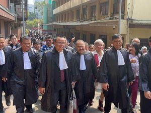 Jadi Tersangka Hoaks, Kamaruddin Simanjuntak Pakai Toga ke Bareskrim