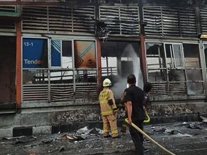 Kebakaran di Halte Transjakarta Tendean Padam Kebakaran di Halte Transjakarta Tendean Padam