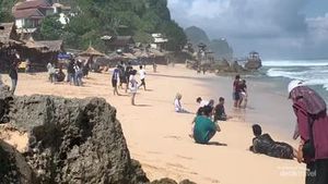 Pantai Watu Lawang Jogja, Indah Banget!