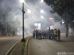 Momen Mencekam Saat Bentrok Warga Dago Elos dengan Polisi Momen Mencekam Saat Bentrok Warga Dago Elos dengan Polisi