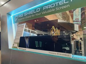 Punya Head Unit Layar Sentuh di Mobil? Ini Cara Merawatnya Biar Nggak Baret