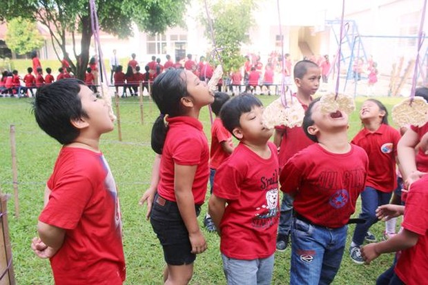 Lomba Makan Kerupuk/Foto: id.pinterest.com/Gracia Cita Lomba Makan Kerupuk/Foto: id.pinterest.com/Gracia Cita