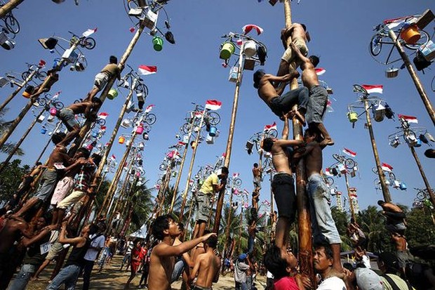 Lomba Panjat Pinang/Foto: id.pinterest.com/Los Angeles Times Lomba Panjat Pinang/Foto: id.pinterest.com/Los Angeles Times