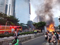 Halte TransJ Tendean Kebakaran, Damkar Tiba di Lokasi