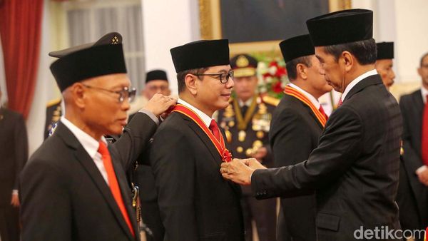 Momen Jokowi Anugerahkan Tanda Kehormatan ke Sejumlah Tokoh di Istana