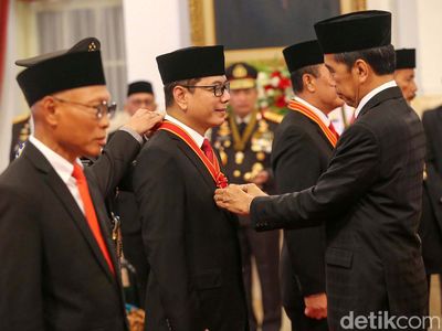 Momen Jokowi Anugerahkan Tanda Kehormatan ke Sejumlah Tokoh di Istana
