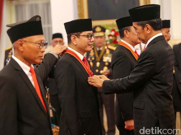 Momen Jokowi Anugerahkan Tanda Kehormatan ke Sejumlah Tokoh di Istana