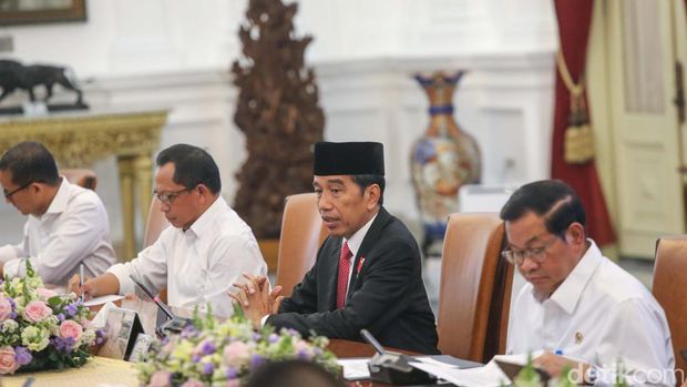 Presiden Joko Widodo (Jokowi) menggelar rapat terbatas (ratas) siang ini di Istana Merdeka Jakarta Pusat, Senin (14/8/2023). Rapat ini membahas polusi udara di Jabodetabek yang dinilai semakin parah.