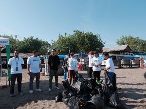 Pegadaian Ikut Berperan Bersihkan 708 Kg Sampah di Pantai Tanjung Bayang