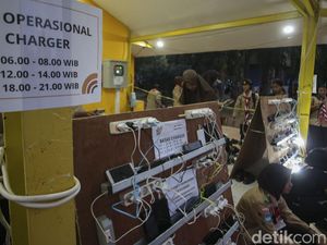 Penampakan Antrean Charger HP Para Anggota Pramuka di Rainas XII Penampakan Antrean Charger HP Para Anggota Pramuka di Rainas XII