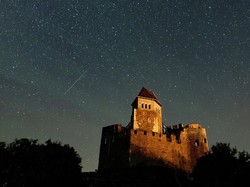 Meteor Adalah: Pengertian, Jenis, dan Proses Terjadinya Hujan Meteor