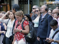 Penelitian Baru di Australia: Jalan Sambil Main Ponsel Tingkatkan Risiko Jatuh