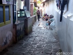 Tetiba Pengemis Padati Area Makam Sunan Gunung Jati