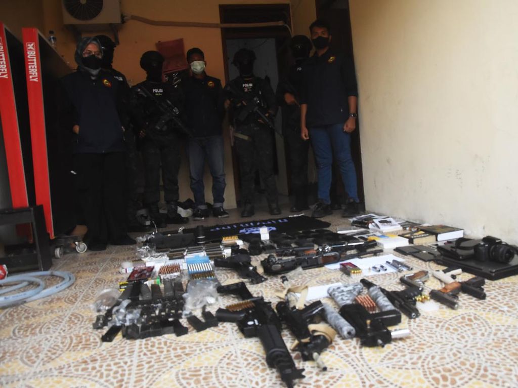 Rumah Terduga Teroris di Bekasi Digeledah, 18 Senjata Rakitan Diamankan