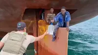 Foto Penumpang Gelap di Kapal, Nekat Duduk 14 Hari di Daun Kemudi