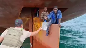 Foto Penumpang Gelap di Kapal, Nekat Duduk 14 Hari di Daun Kemudi