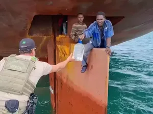 Foto Penumpang Gelap di Kapal, Nekat Duduk 14 Hari di Daun Kemudi