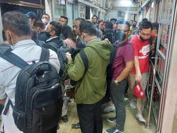 Halte TransJakarta Tendean Terbakar, Penumpang Menumpuk di Halte Rawa Barat