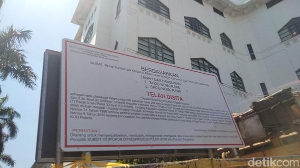 Papan Penyitaan Ditancapkan di Halaman Gedung Wismilak Surabaya