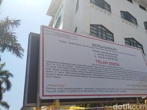 Papan Penyitaan Ditancapkan di Halaman Gedung Wismilak Surabaya Papan Penyitaan Ditancapkan di Halaman Gedung Wismilak Surabaya
