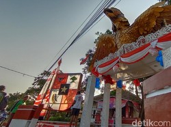 Gagahnya Garuda Raksasa Bertengger di Atas Jembatan Gang Indramayu