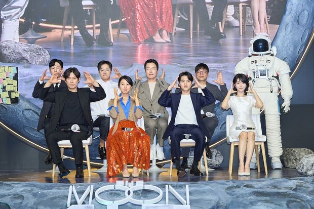 Potret yang menampilkan deretan pemain dari film Korea terbaru bertajuk The Moon.