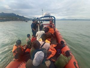 Kapal Karam, 14 ABK Terombang-ambing di Laut Madina Selama 10 Jam