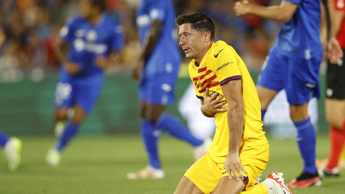 Soccer Football - Spain - LaLiga - Getafe v FC Barcelona - Coliseum Alfonso Perez, Getafe, Spain - August 13, 2023 FC Barcelonas Robert Lewandowski reacts REUTERS/Juan Medina