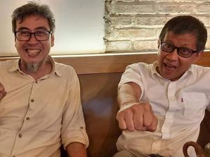 Rocky Gerung Dibela Sahabat: Dia Bapak Demokrasi, yang Demo Lebay! Rocky Gerung Dibela Sahabat: Dia Bapak Demokrasi, yang Demo Lebay!