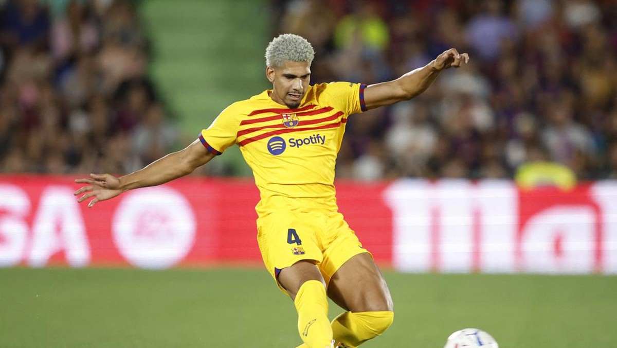 Ronald Araujo bukann menendang malah tangkap bola (REUTERS/JUAN MEDINA)