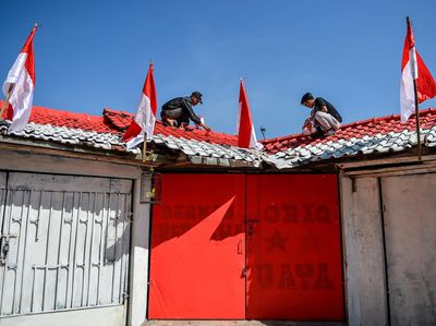 Sambut HUT RI, Permukiman Padat di Bandung Bersolek Merah Putih