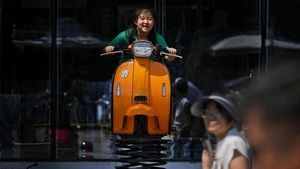 Semringah Anak-anak China Naik Vespa Melayang