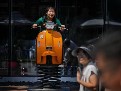 Semringah Anak-anak China Naik Vespa Melayang