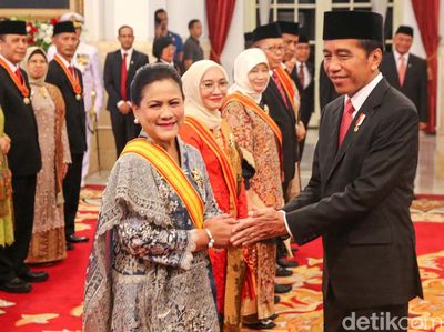 Senyum Iriana Terima Tanda Kehormatan dari Jokowi