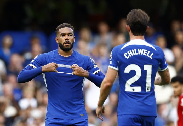 SOCCER-ENGLAND-CHE-LIV/REPORT Soccer Football - Premier League - Chelsea v Liverpool - Stamford Bridge, London, Britain - August 13, 2023 Chelsea's Reece James passes the arm band to Ben Chilwell before being substituted Action Images via Reuters/Peter Cziborra EDITORIAL USE ONLY. No use with unauthorized audio, video, data, fixture lists, club/league logos or 'live' services. Online in-match use limited to 75 images, no video emulation. No use in betting, games or single club /league/player publications. Please contact your account representative for further details.