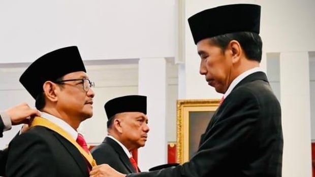 Pakar politik Sukardi Rinakit mendapatkan penghargaan Bintang Jasa Utama dari Presiden Jokowi di Istana Merdeka, Senin (14/8/2023)