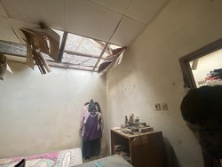 Tembok Rumah di Depok Roboh Timpa Atap Tetangga, 3 Orang Luka