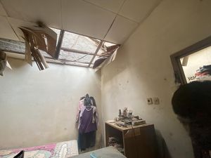 Tembok Rumah di Depok Roboh Timpa Atap Tetangga, 3 Orang Luka Tembok Rumah di Depok Roboh Timpa Atap Tetangga, 3 Orang Luka