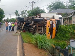 Truk Tabrak Warung-Timpa Wanita di Tapsel gegara Rem Blong, 1 Tewas