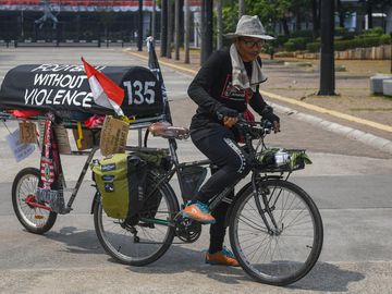 Tuntut Keadilan Tragedi Kanjuruhan, Suporter Arema Gowes Malang-Jakarta