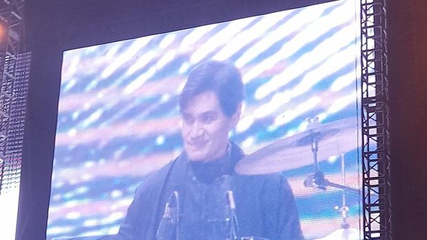 Tyo Nugros saat konser Dewa 19 feat. Allstars