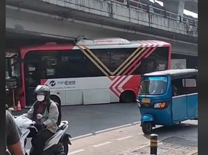 Viral Bus MiniTrans Tersangkut di Kolong Flyover Velbak, Ini Penyebabnya Viral Bus MiniTrans Tersangkut di Kolong Flyover Velbak, Ini Penyebabnya