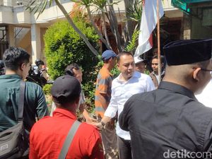 Warga Dukuh Pakis yang Rumahnya Dieksekusi Akan Dipindah ke Rusun Grudo Warga Dukuh Pakis yang Rumahnya Dieksekusi Akan Dipindah ke Rusun Grudo