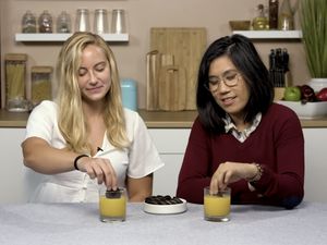 7 Kombinasi Makanan Aneh yang Disebut Enak, Ada Oreo Celup Jus Jeruk!