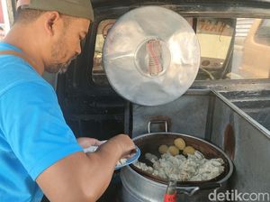 Mendengar Cita-cita Agus Ingin Berhaji Lewat Jualan Bakso Tahu Mendengar Cita-cita Agus Ingin Berhaji Lewat Jualan Bakso Tahu